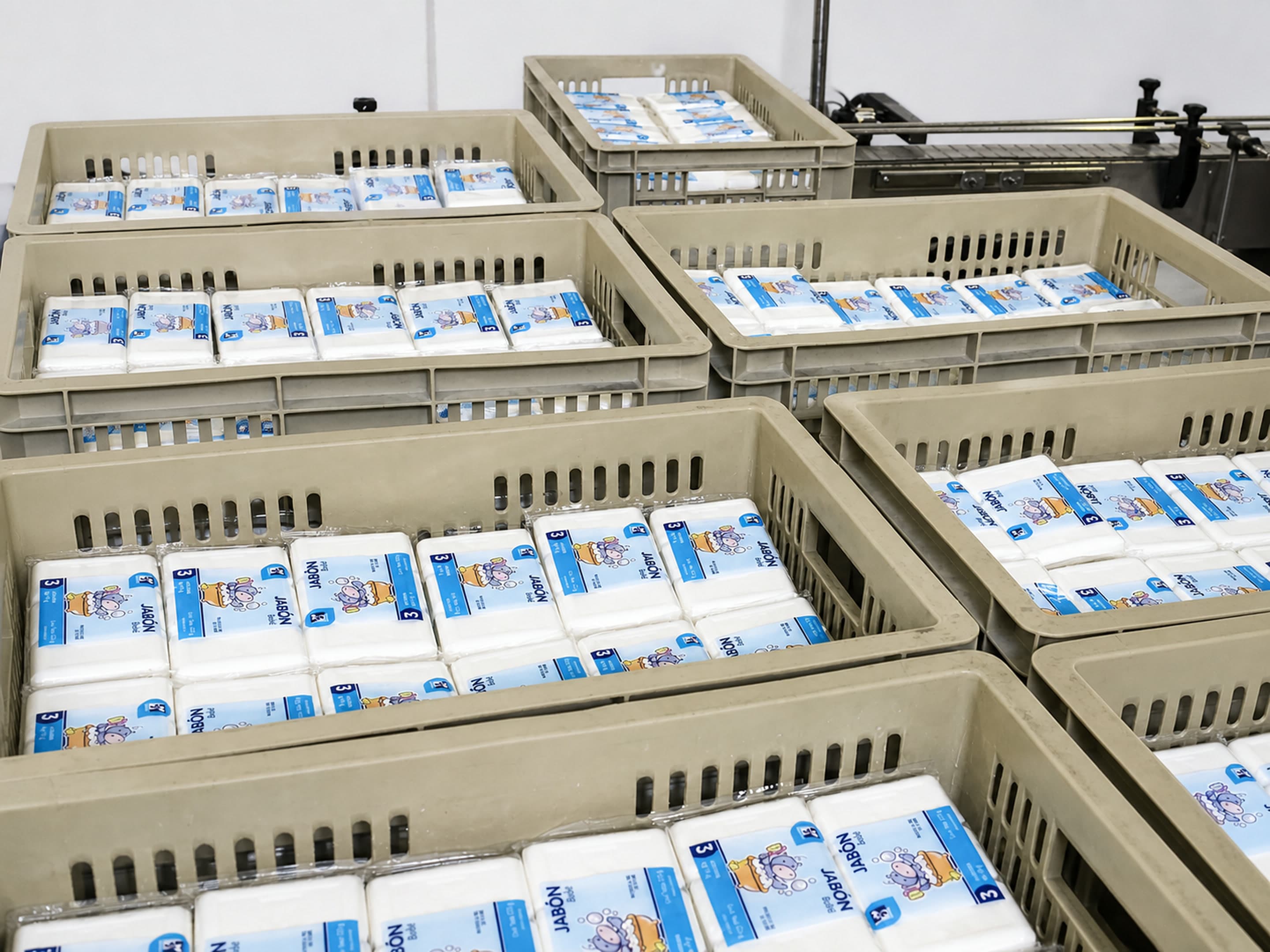 Cajas con jabones empacados en el área de producción de INDOTEL